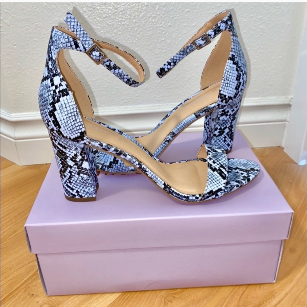 Beautiful New MADDEN GIRL 8.5 Blue and Black Shoes Sandals